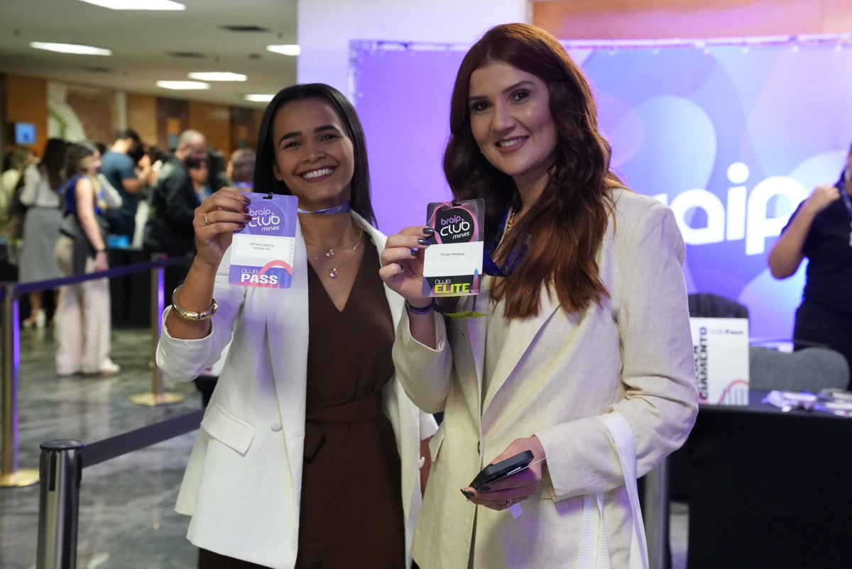 Duas participantes exibindo suas credenciais do Braip Club