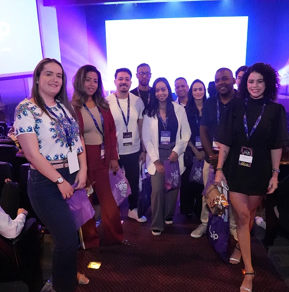 Grupo de participantes reunidos no Braip Club