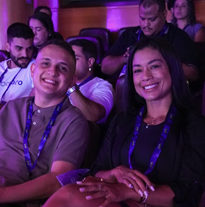 Participantes conversando durante o evento